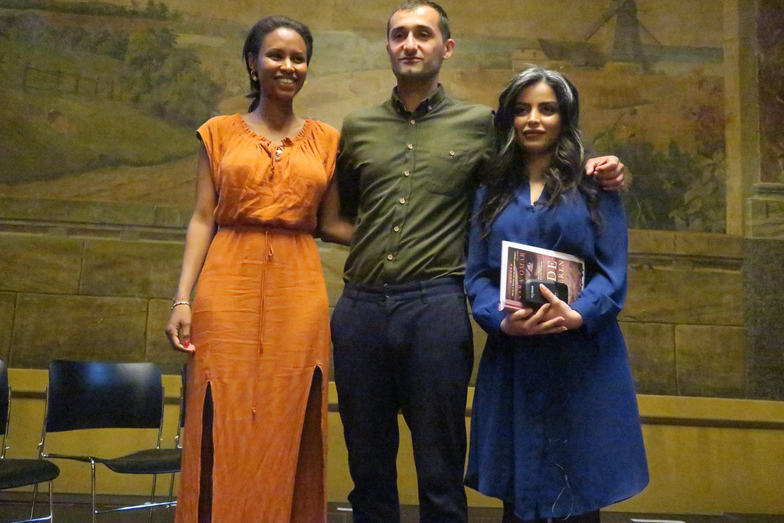 De tre litterære prismodtagere fra venstre: Sofie, Jama, Aydin Soei og Sara Omar